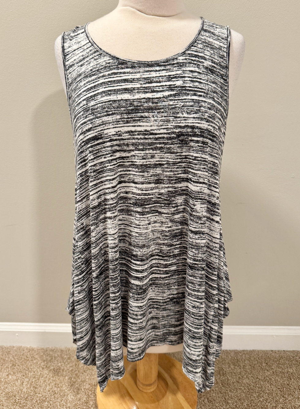 New York NY & Co Women Large Tank Top Space Dye Gray Black Hanky Sharkbite Hem